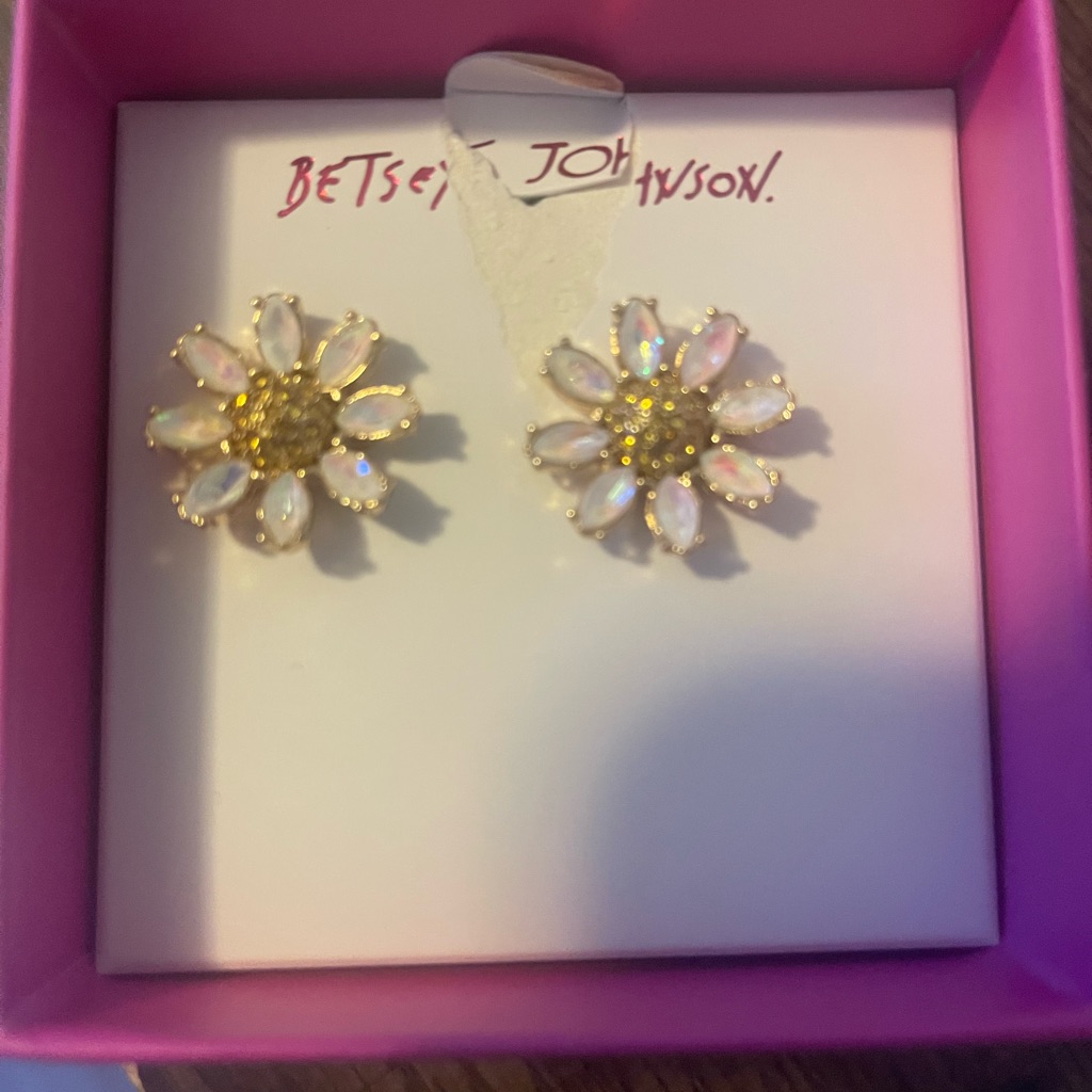 Dazzling Daisy Earrings Betsey Johnson Super Cute